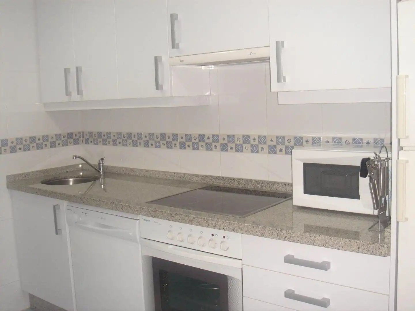 Cocina de Piso de alquiler en Algeciras con Amueblado y Piscina comunitaria
