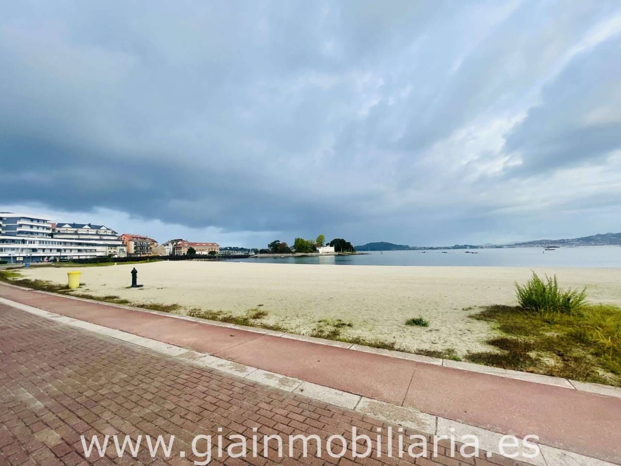 Vista exterior de Local en venda en Baiona
