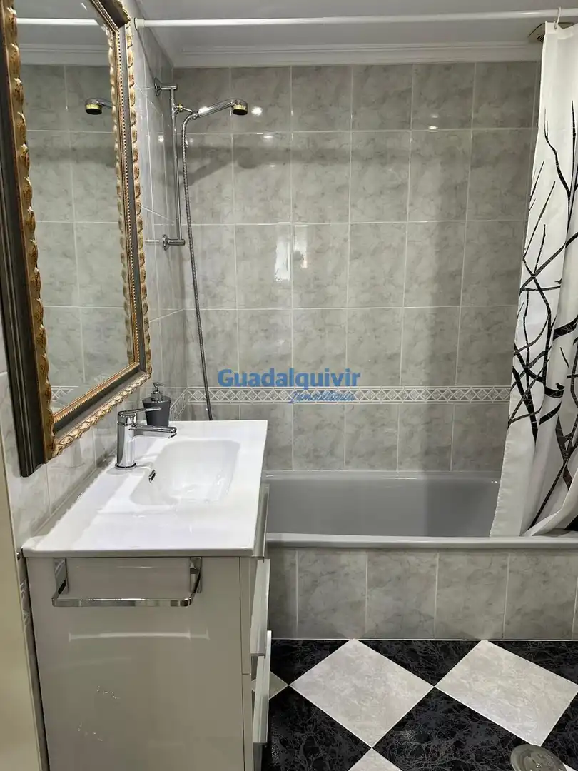 Badezimmer von Wohnung zur Miete in Sevilla mit Klimaanlage, Heizung und Terrasse