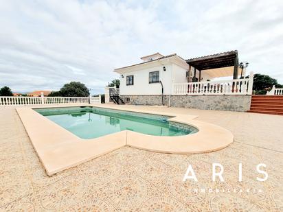 Vista exterior de Casa o xalet en venda en Alhaurín de la Torre amb Aire condicionat, Terrassa i Piscina