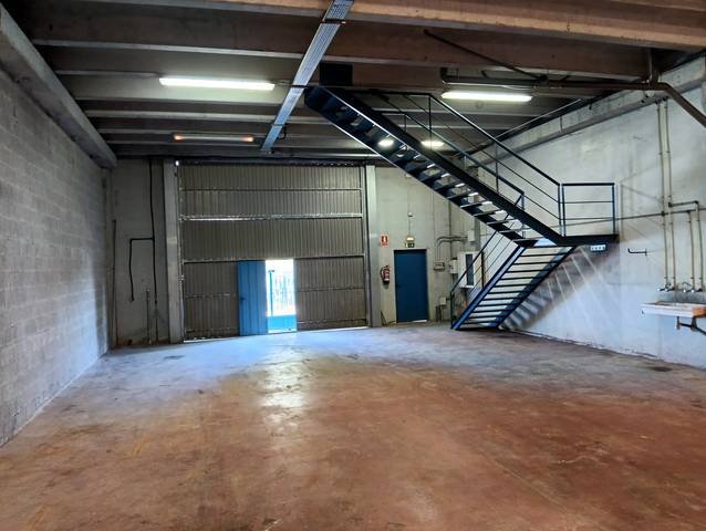 Nave industrial en Venta en Vint-i-vuit en Les Cabanyes