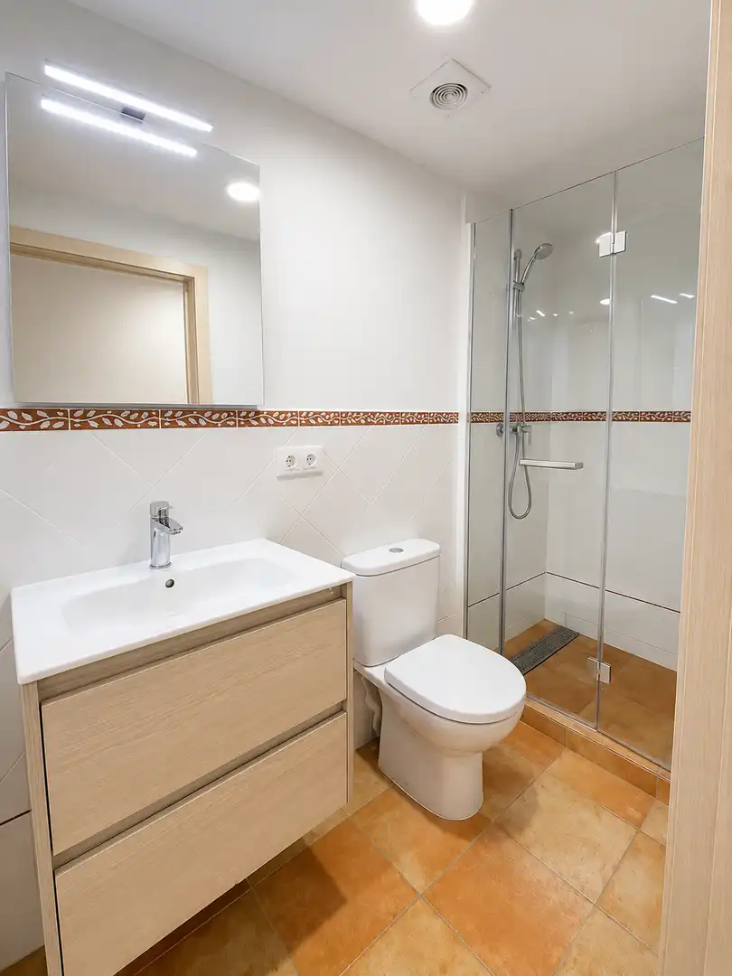 Badezimmer von Wohnung zur Miete in Verges mit Klimaanlage und Heizung