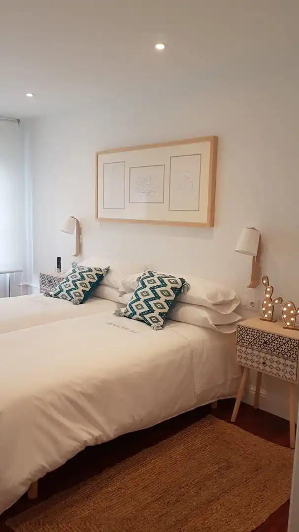 Schlafzimmer von Wohnung zur Miete in Santiago de Compostela  mit Heizung, Möbliert und Balkon