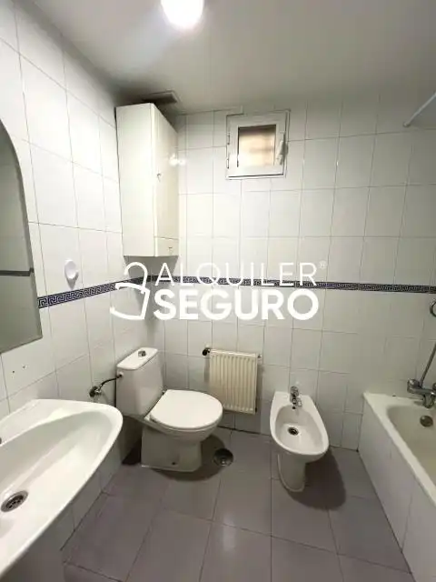 Bathroom of Flat for rent in Madrid  with Heating