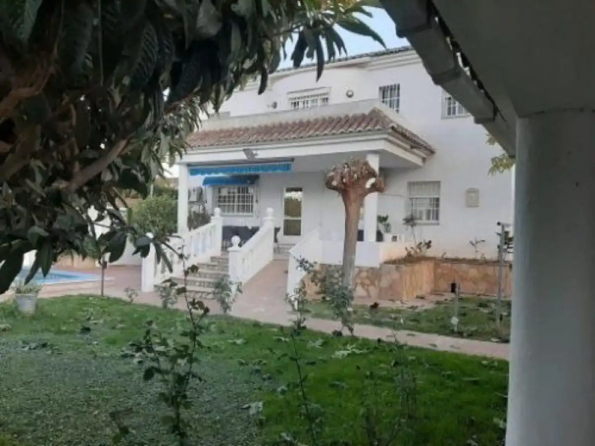 Vista exterior de Casa o xalet de lloguer en L'Eliana amb Aire condicionat, Jardí privat i Terrassa