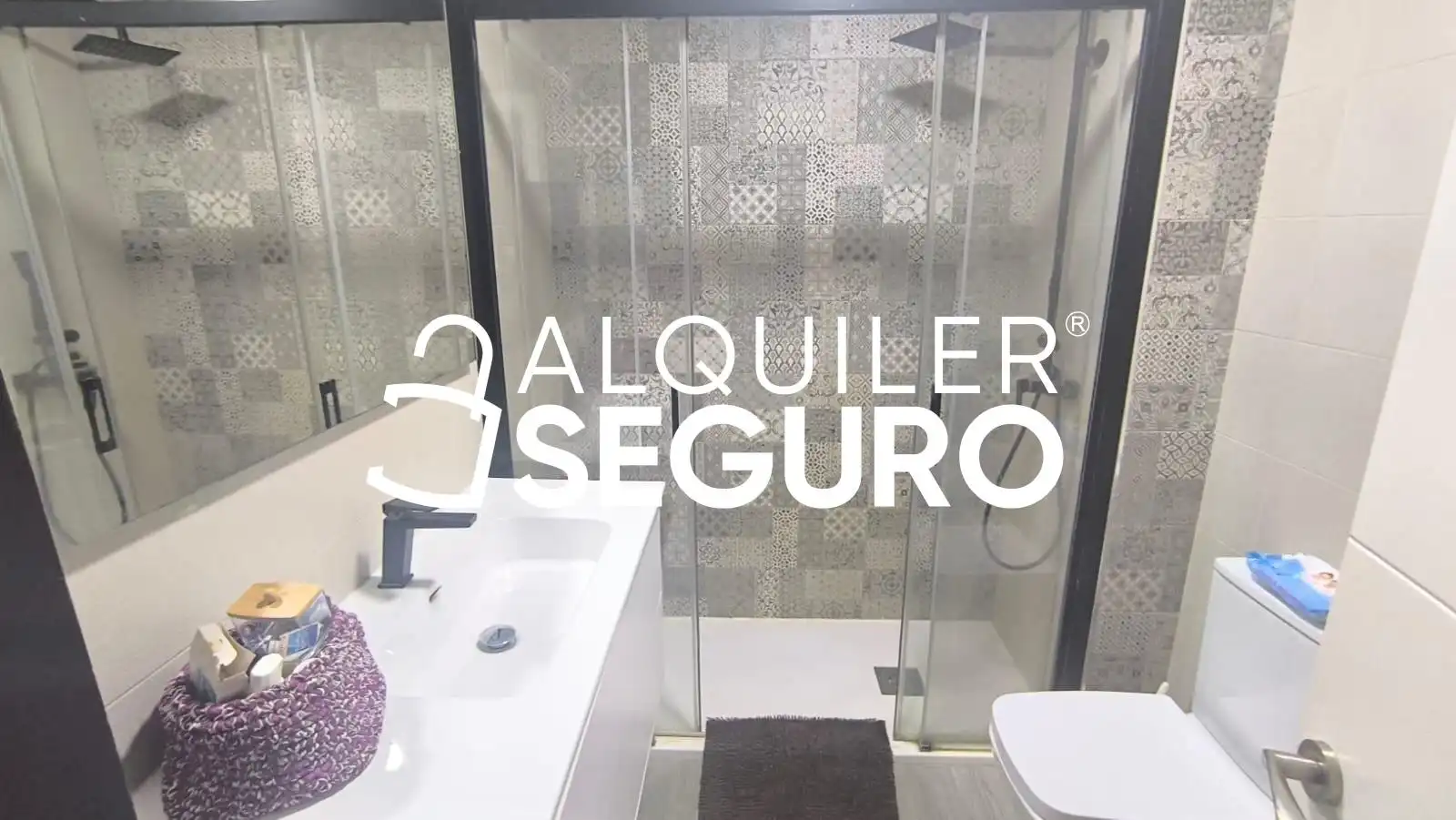 Bathroom of Flat for rent in Sevilla  with Air Conditioner and Furnished