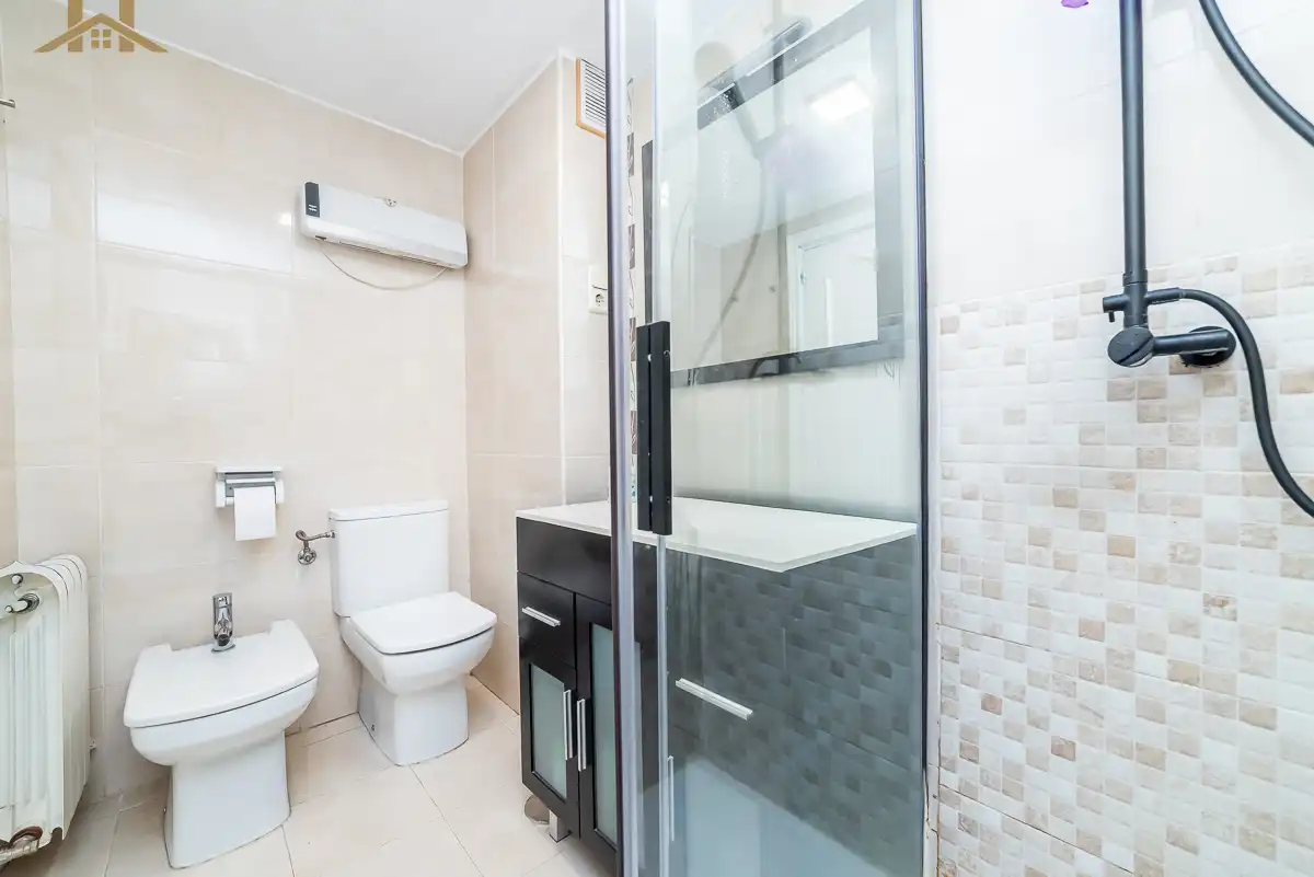 Bathroom of Flat for sale in Móstoles  with Air Conditioner, Heating and Terrace