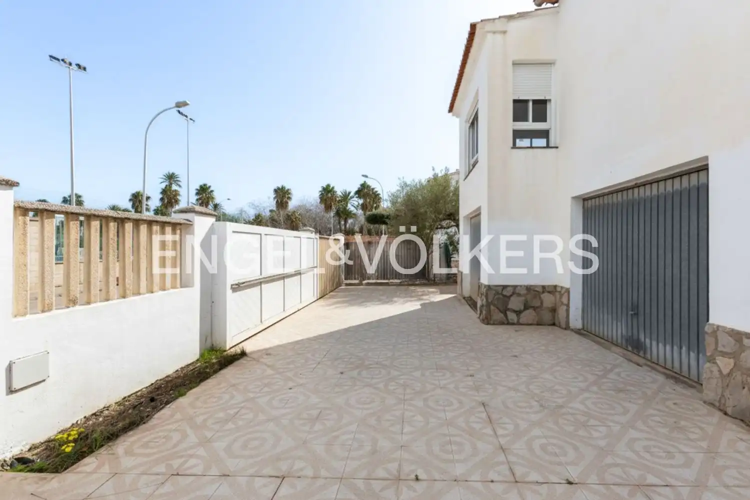 Vista exterior de Casa o xalet en venda en Oliva amb Calefacció, Jardí privat i Terrassa