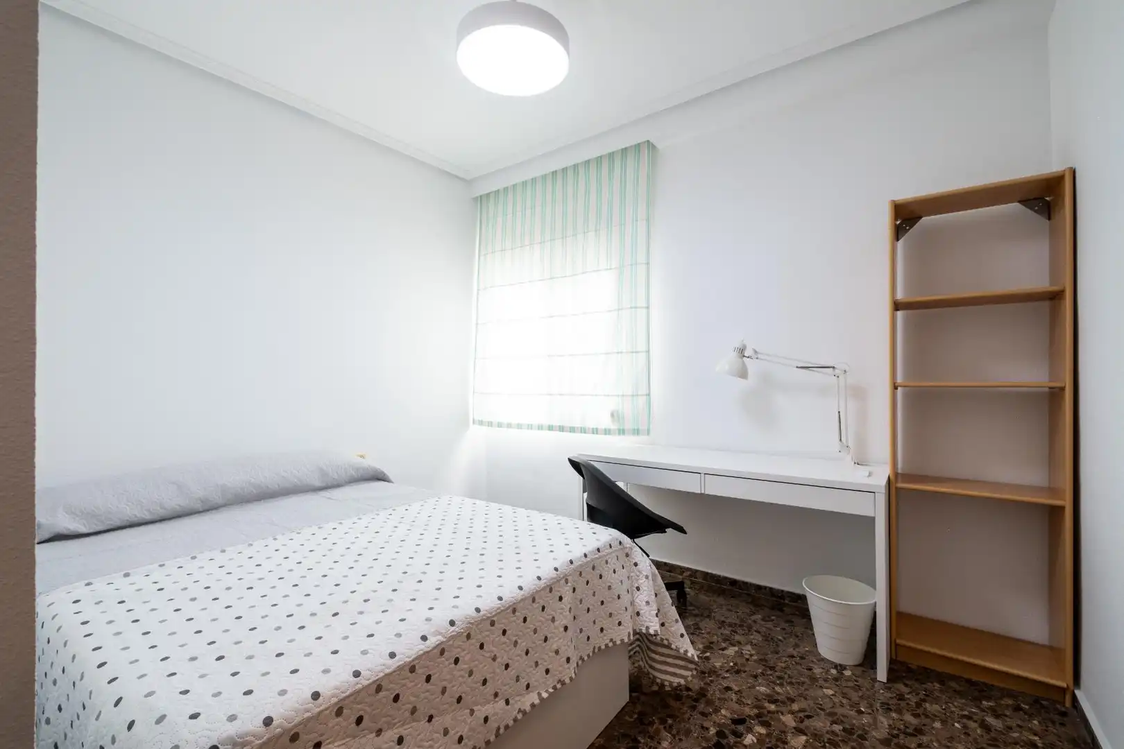 Schlafzimmer von Dachboden zur Miete in Moncada mit Privatgarten, Terrasse und Balkon