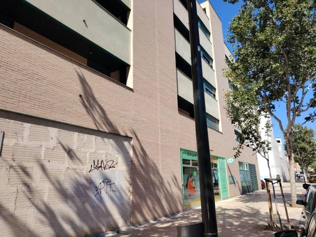 Local comercial en Alquiler en pedro arnal cavero en Barrio Jesús