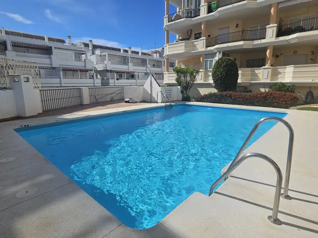 Piscina de Pis en venda en Torrox amb Jardí privat, Terrassa i Piscina