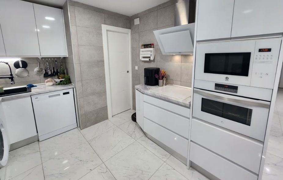 Cuina de Casa o xalet en venda en Málaga Capital amb Moblat, Rentadora i TV
