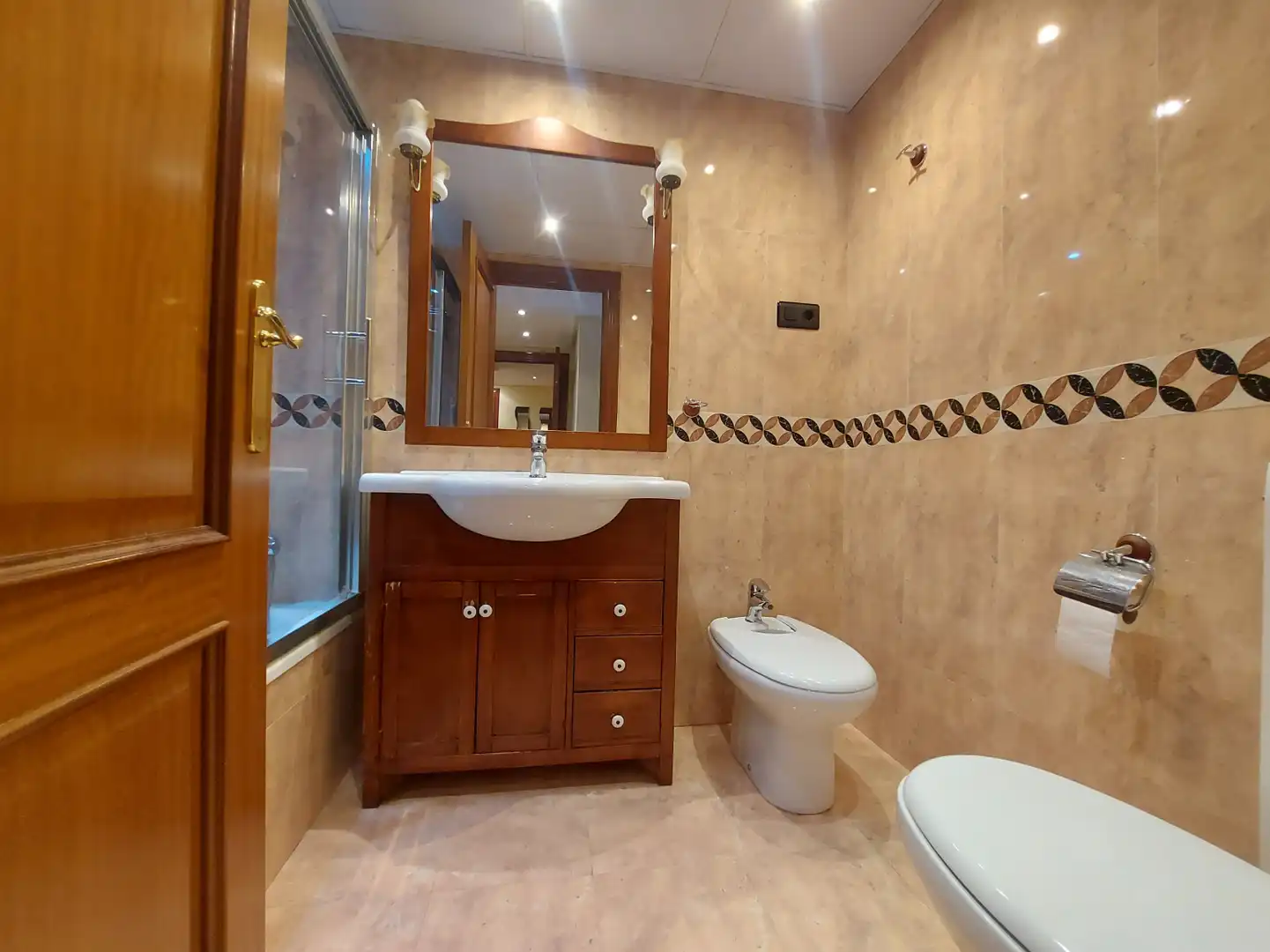 Baño de Piso de alquiler en  Logroño con Calefacción, Balcón y Piscina comunitaria