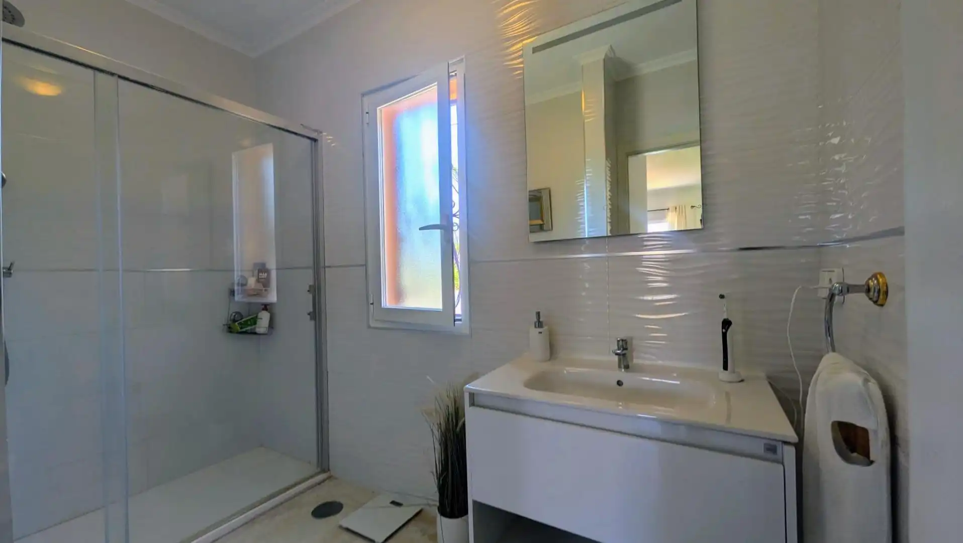 Bathroom of Detached homes for sale in L'Alfàs del Pi  with Air Conditioner, Heating and Terrace