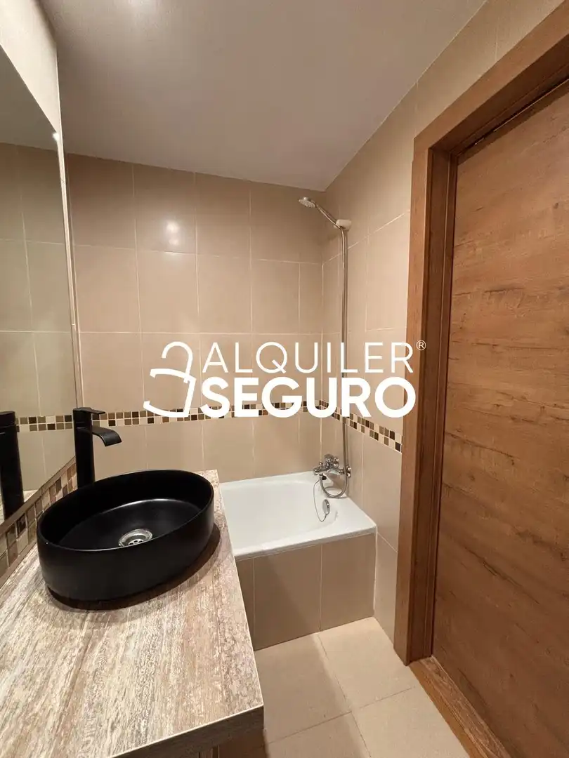 Bathroom of Attic for rent in Madrid  with Air Conditioner, Heating and Terrace