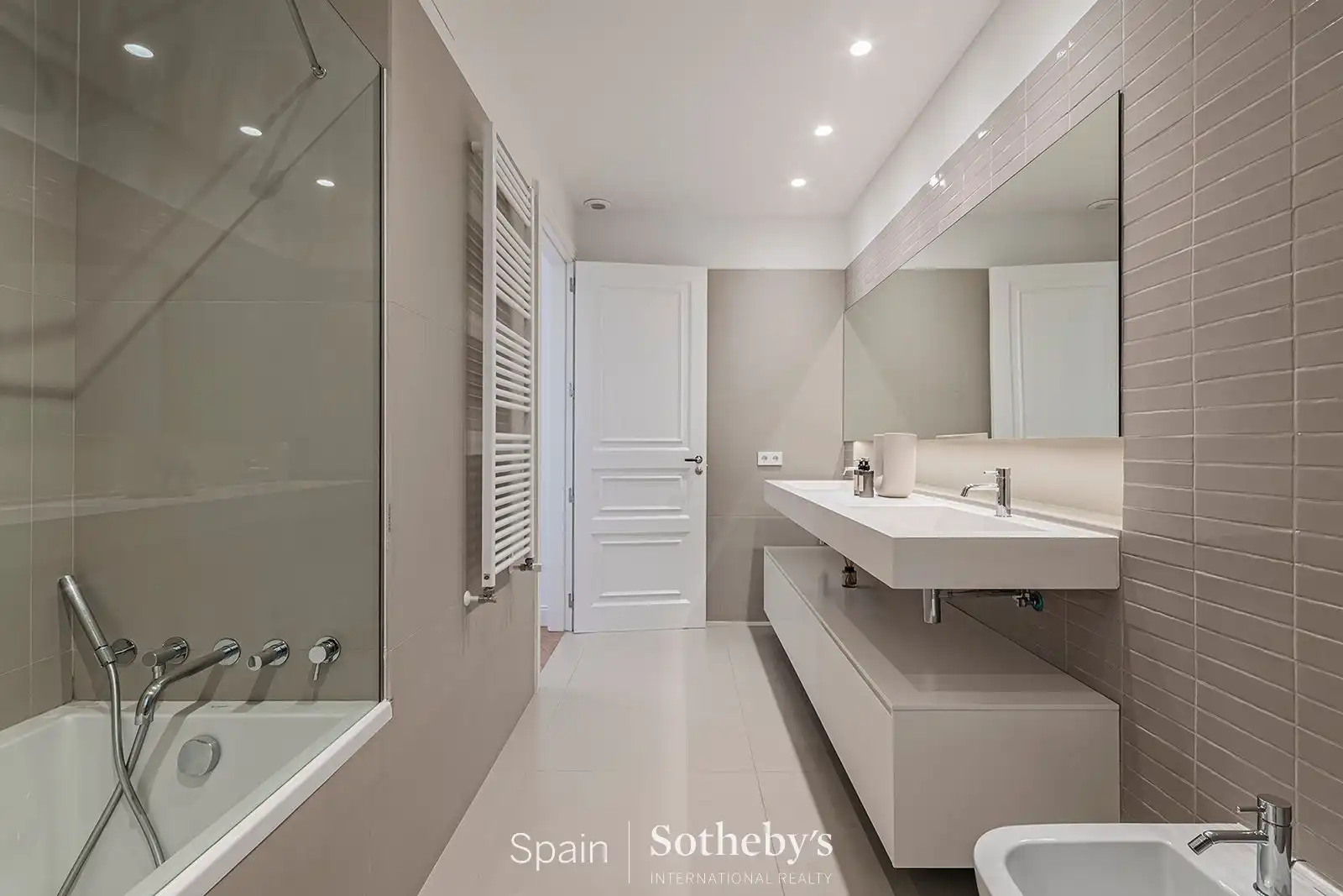 Badezimmer von Wohnungen zum Verkauf in Barcelona mit Klimaanlage, Heizung und Abstellraum