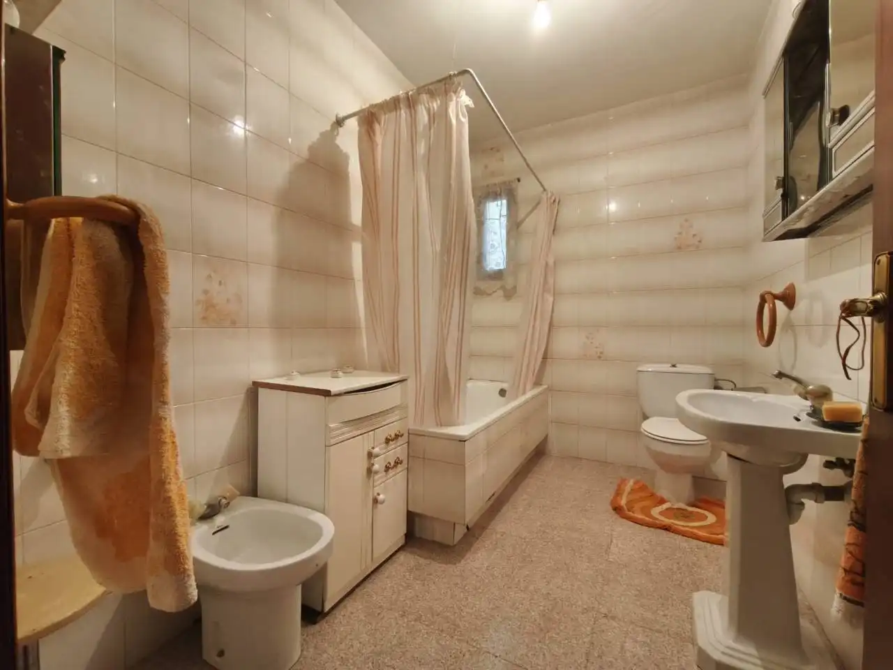 Bathroom of Houses for sale in Pedrosa de Río Úrbel  with Heating and Parquet flooring