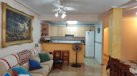 Apartamento con terraza en la provincia de Alicante, en Torrevieja, distrito Playa del Cura. 4 habitaciones | 107 m² | 150 metros