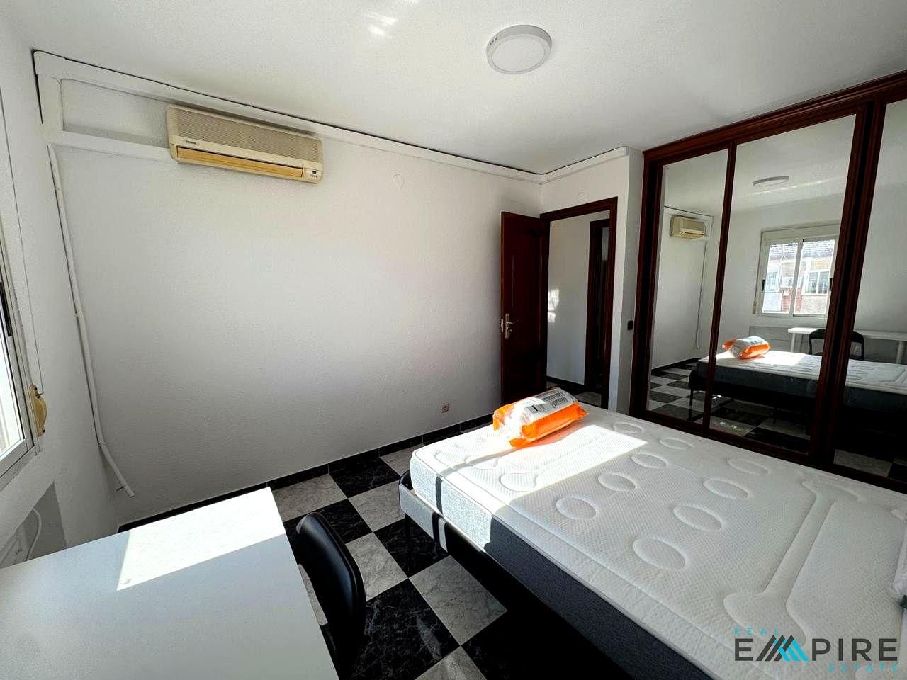 Dormitori de Pis per a compartir en Parla amb Aire condicionat, Calefacció i Terrassa