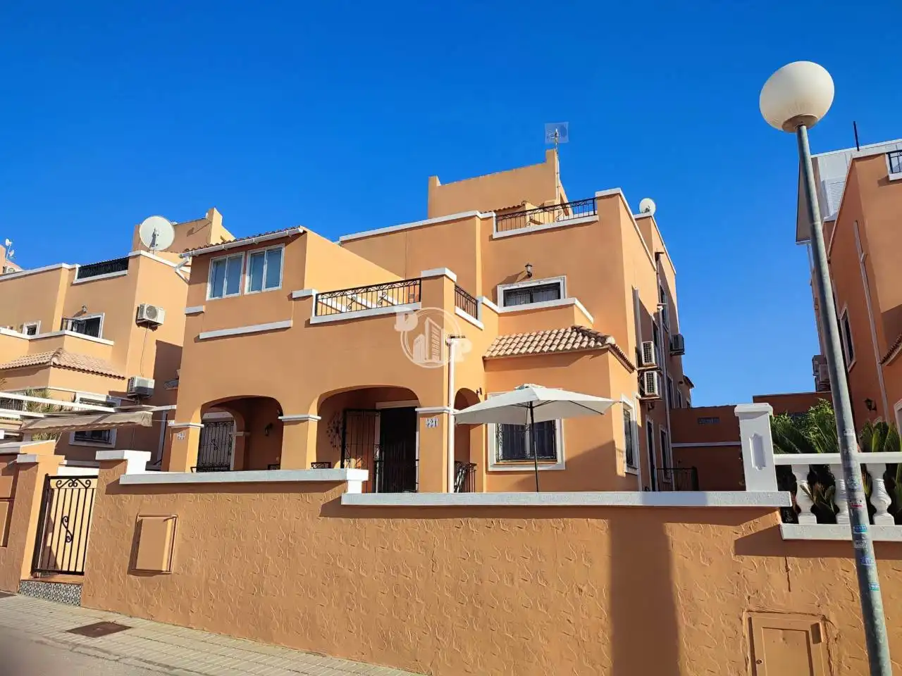 Casa pareada con piscina en venta en Calle Laguna de Sariñena