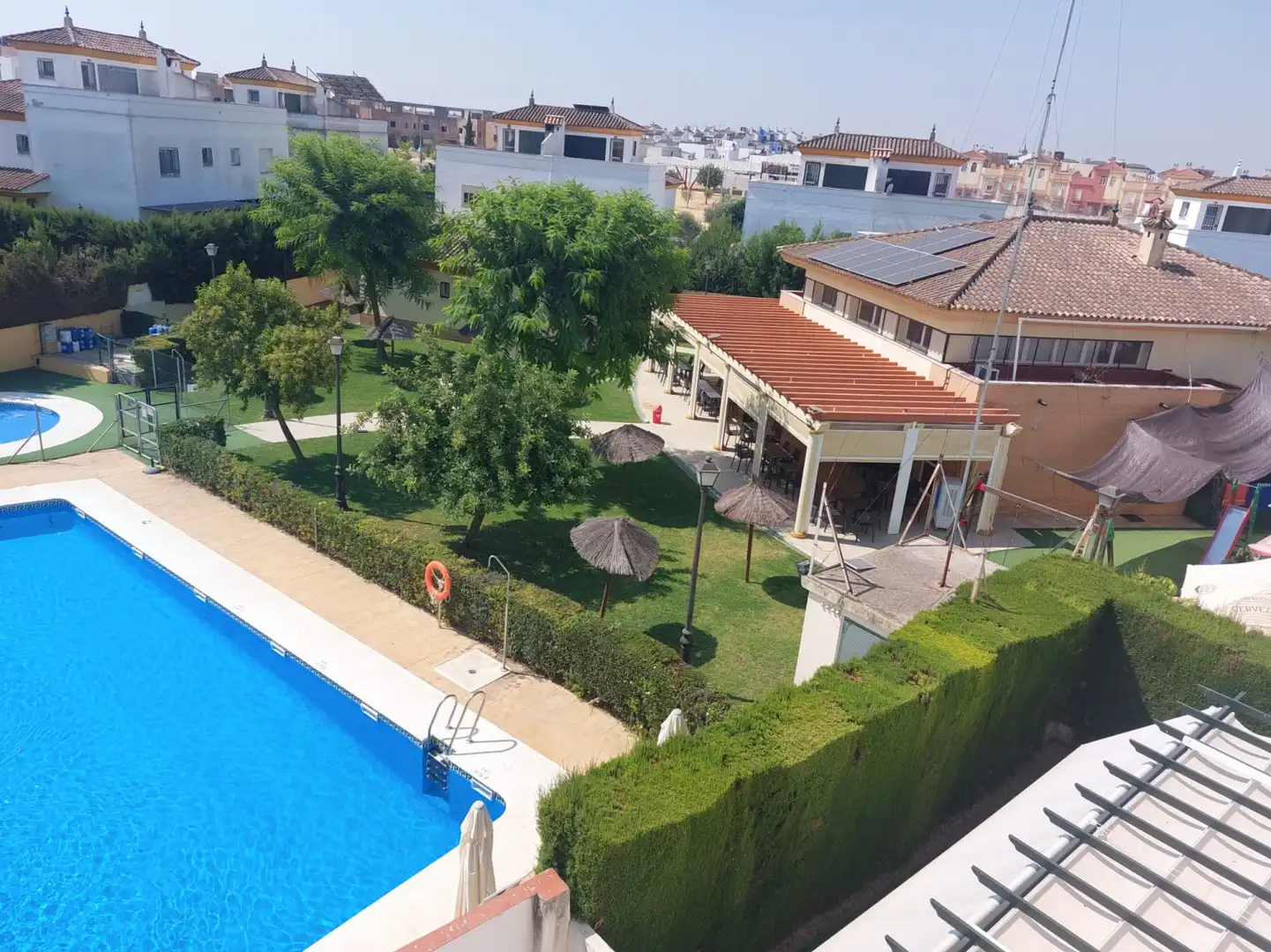 Piscina de Casa adosada en venda en Gines amb Aire condicionat, Jardí privat i Terrassa