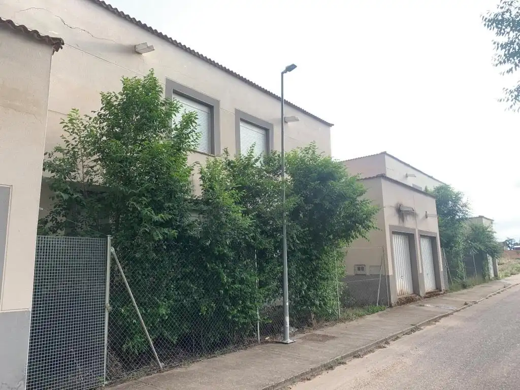 Casa adosada en venta en Avenida de la Guardia Civil, Manganeses de la Lampreana