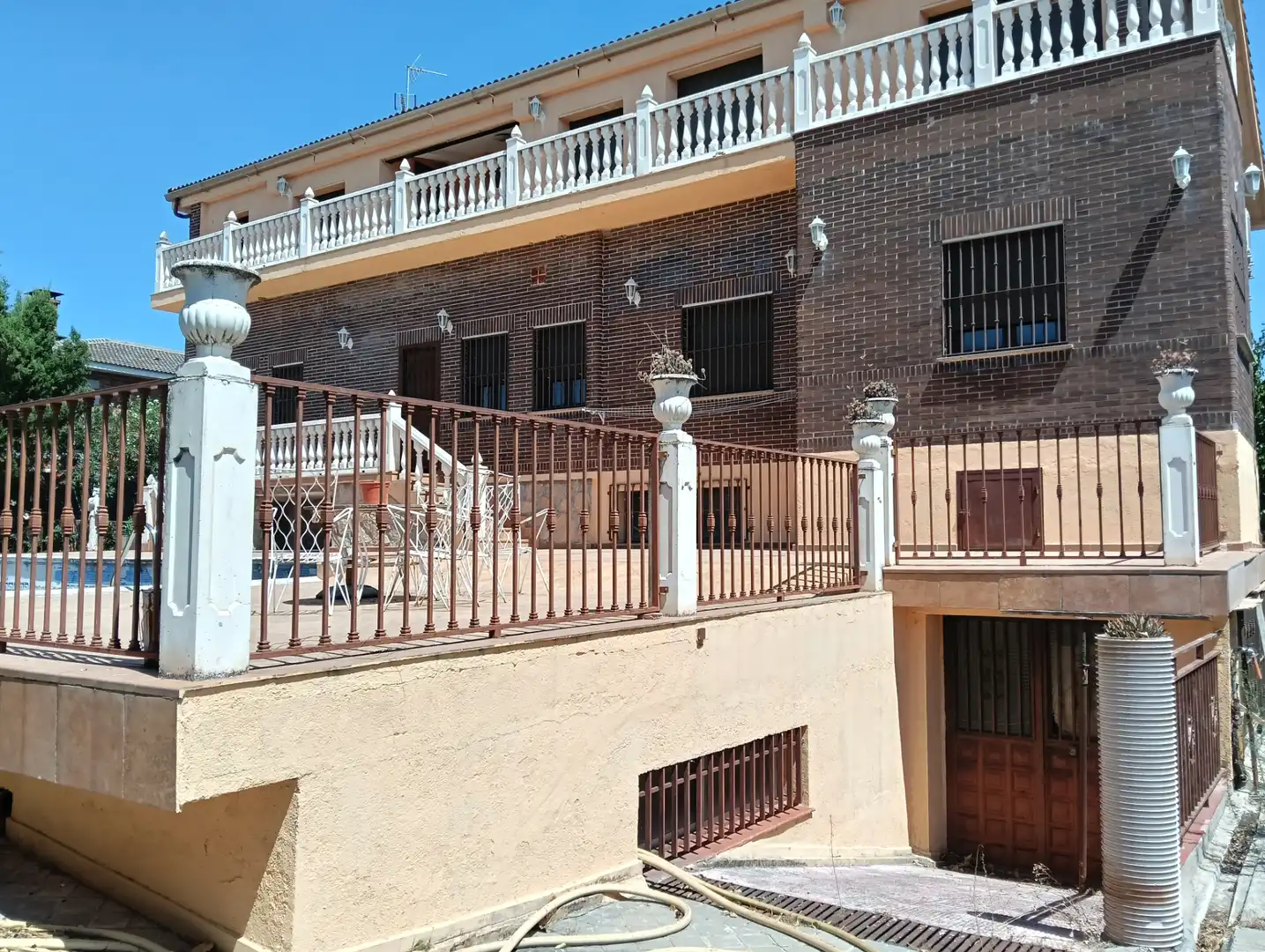 Vista exterior de Casa o xalet en venda en Casarrubios del Monte amb Aire condicionat, Calefacció i Jardí privat