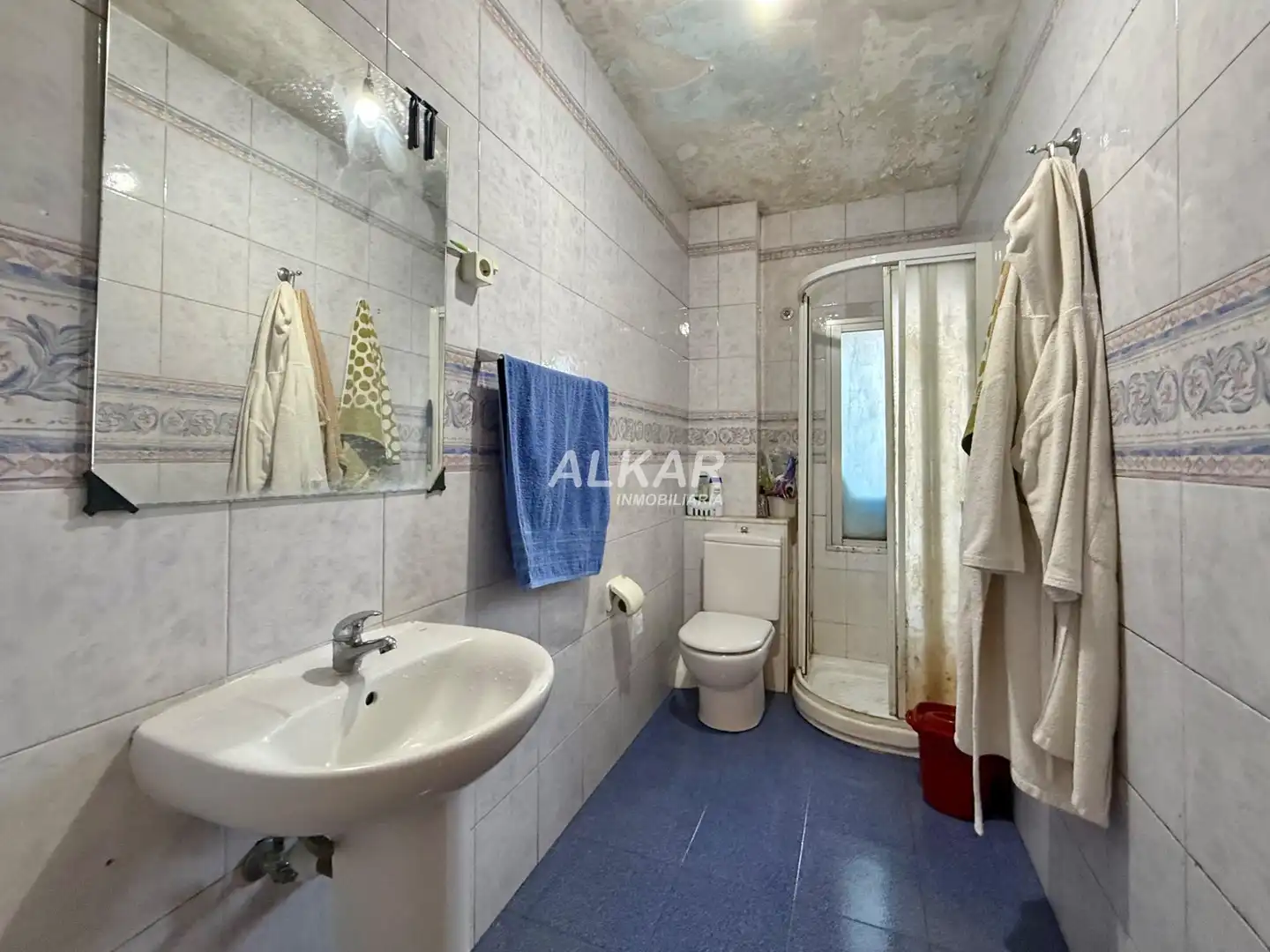 Bathroom of Flat for sale in Tudela  with Parquet flooring