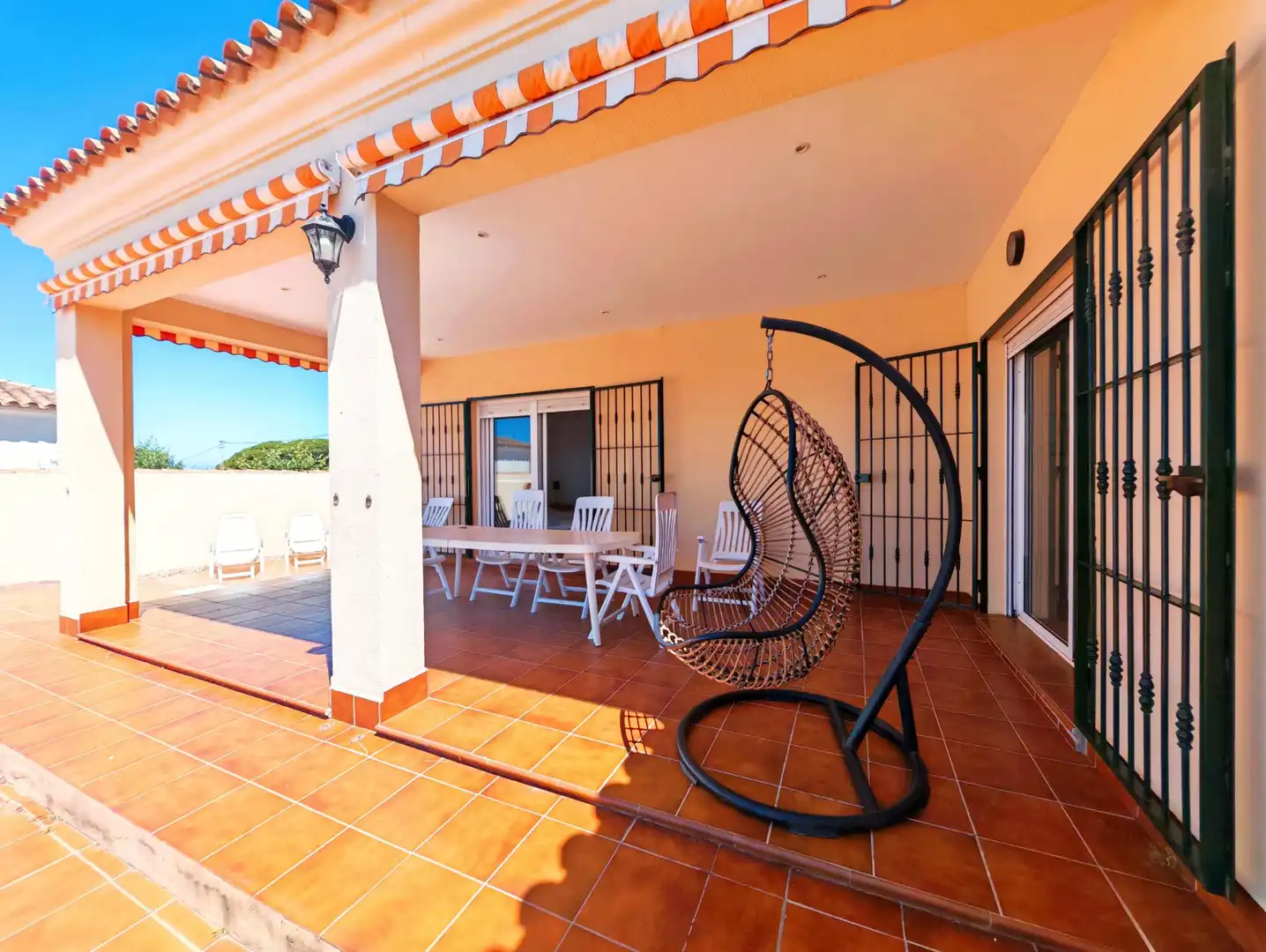 Terrassa de Casa o xalet en venda en Chiclana de la Frontera amb Aire condicionat, Jardí privat i Piscina