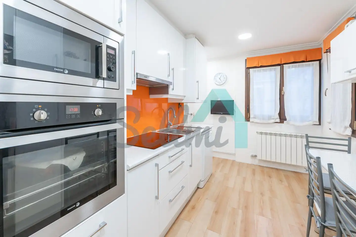 Cuina de Pis en venda en Oviedo  amb Calefacció, Parquet i Traster