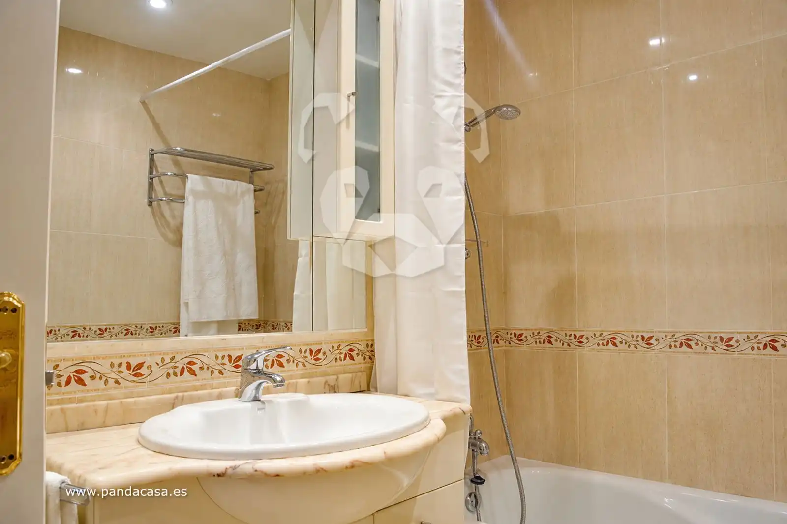 Badezimmer von Wohnung zur Miete in Madrid mit Klimaanlage, Heizung und Schwimmbad
