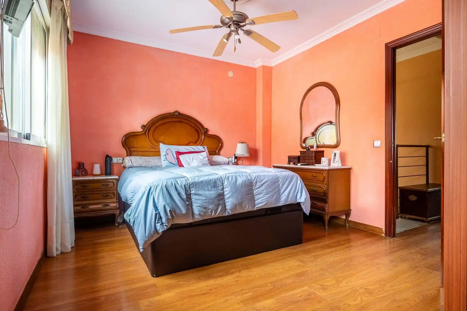Dormitori de Casa adosada en venda en Dos Hermanas amb Aire condicionat, Jardí privat i Piscina comunitària
