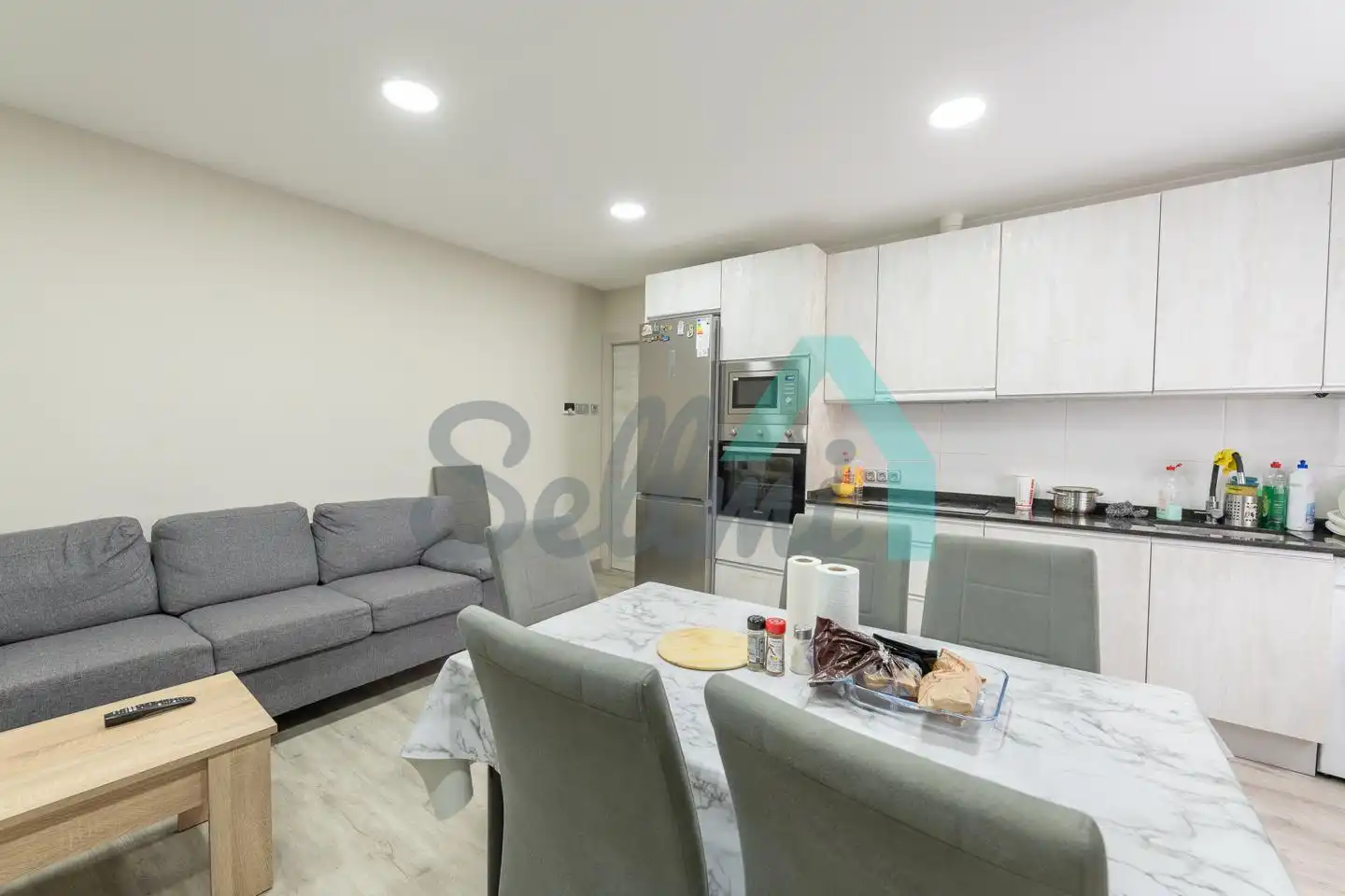 Sala d'estar de Pis per a compartir en Oviedo  amb Calefacció, Parquet i Moblat