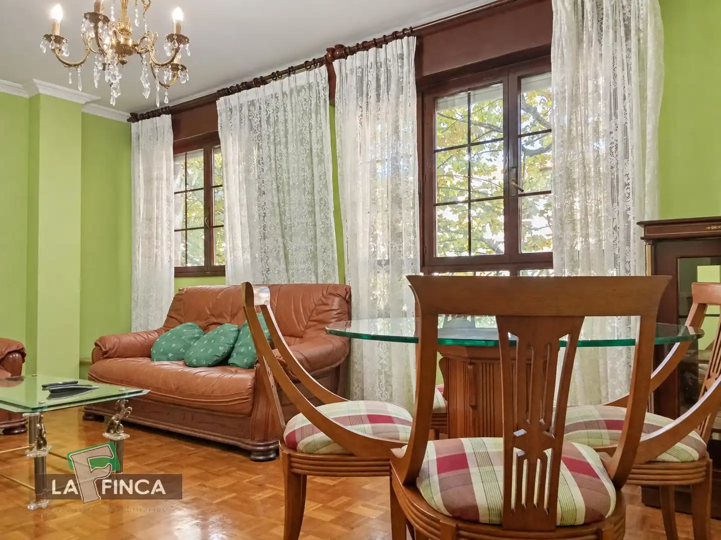Sala d'estar de Pis en venda en Gijón  amb Calefacció, Parquet i Moblat