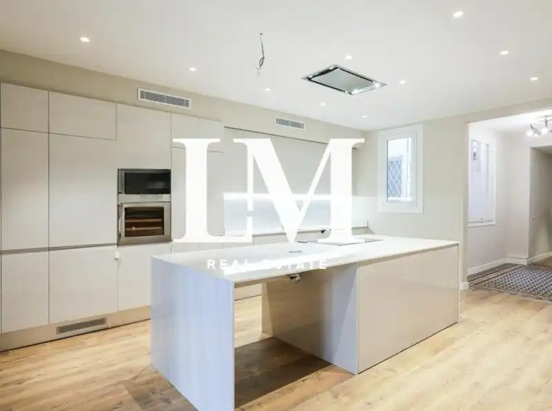 Cuina de Apartament en venda en Barcelona amb Aire condicionat, Terrassa i Balcó