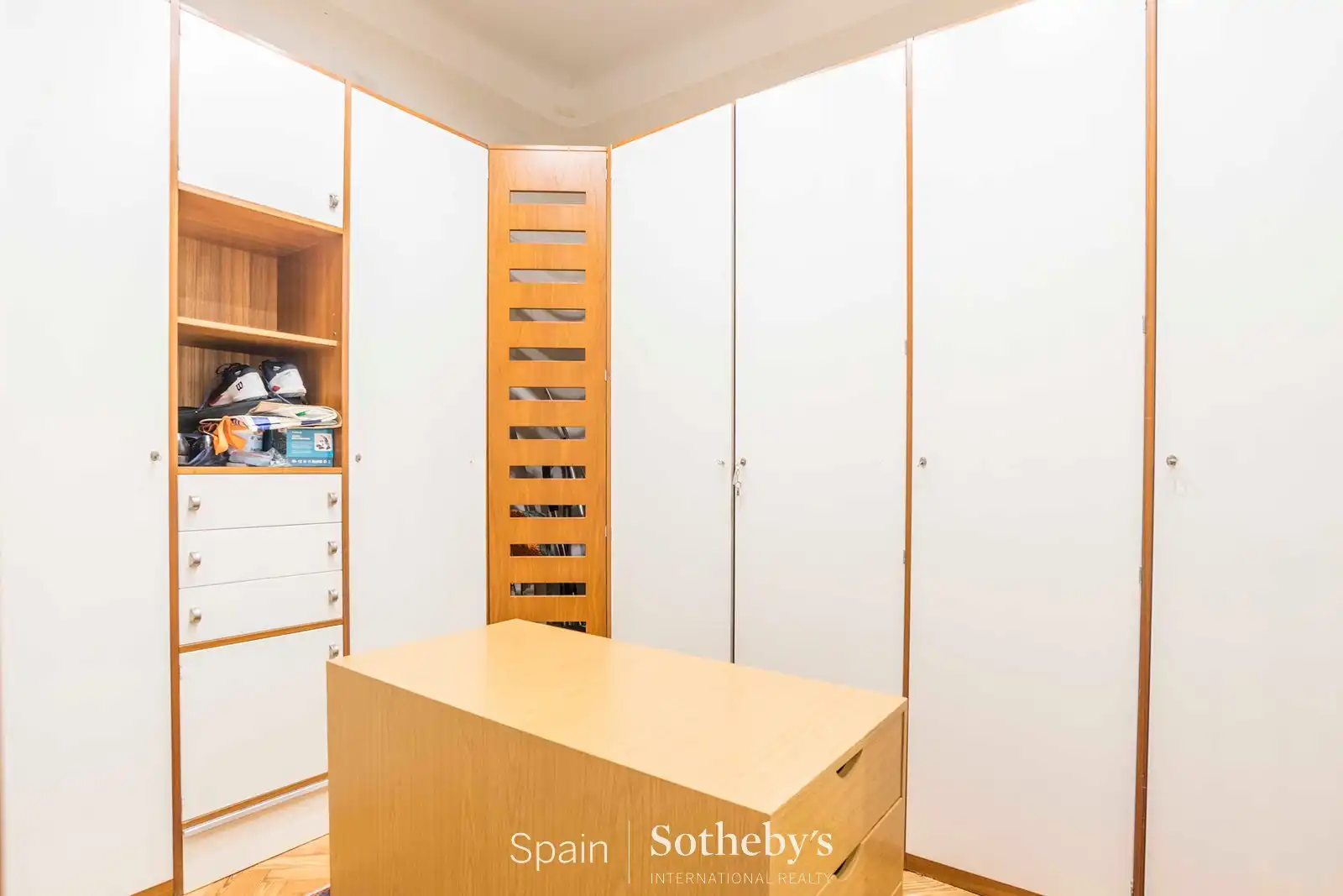 Dormitori de Apartament de lloguer en Madrid amb Aire condicionat i Calefacció