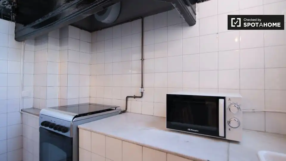 Cocina de Piso para compartir en Barcelona con Aire acondicionado, Calefacción y Amueblado