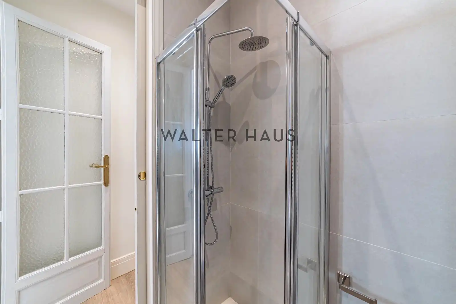 Bathroom of Flat for sale in Madrid  with Air Conditioner, Heating and Oven