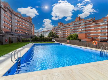 Pis amb piscina en venda a Calle del Pintor Ignacio de Zuloaga 6