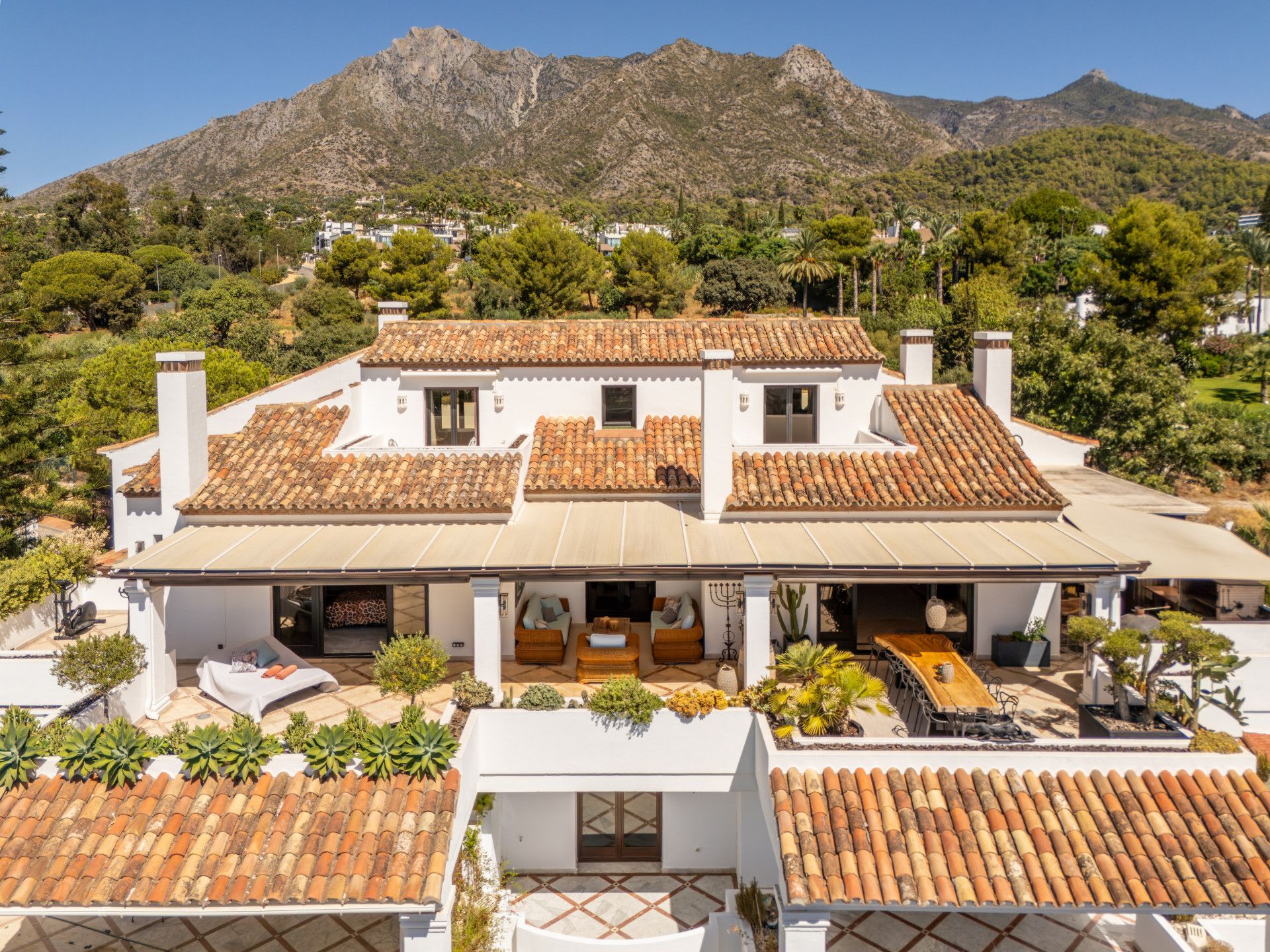 Vista exterior de Ático en venta en Marbella con Terraza, Piscina y Balcón