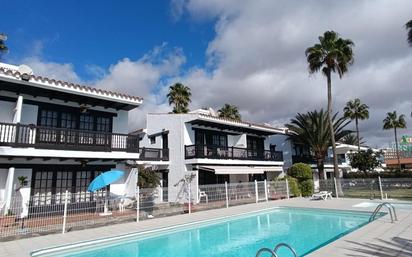 Vista exterior de Pis en venda en San Bartolomé de Tirajana amb Jardí privat, Terrassa i Piscina comunitària