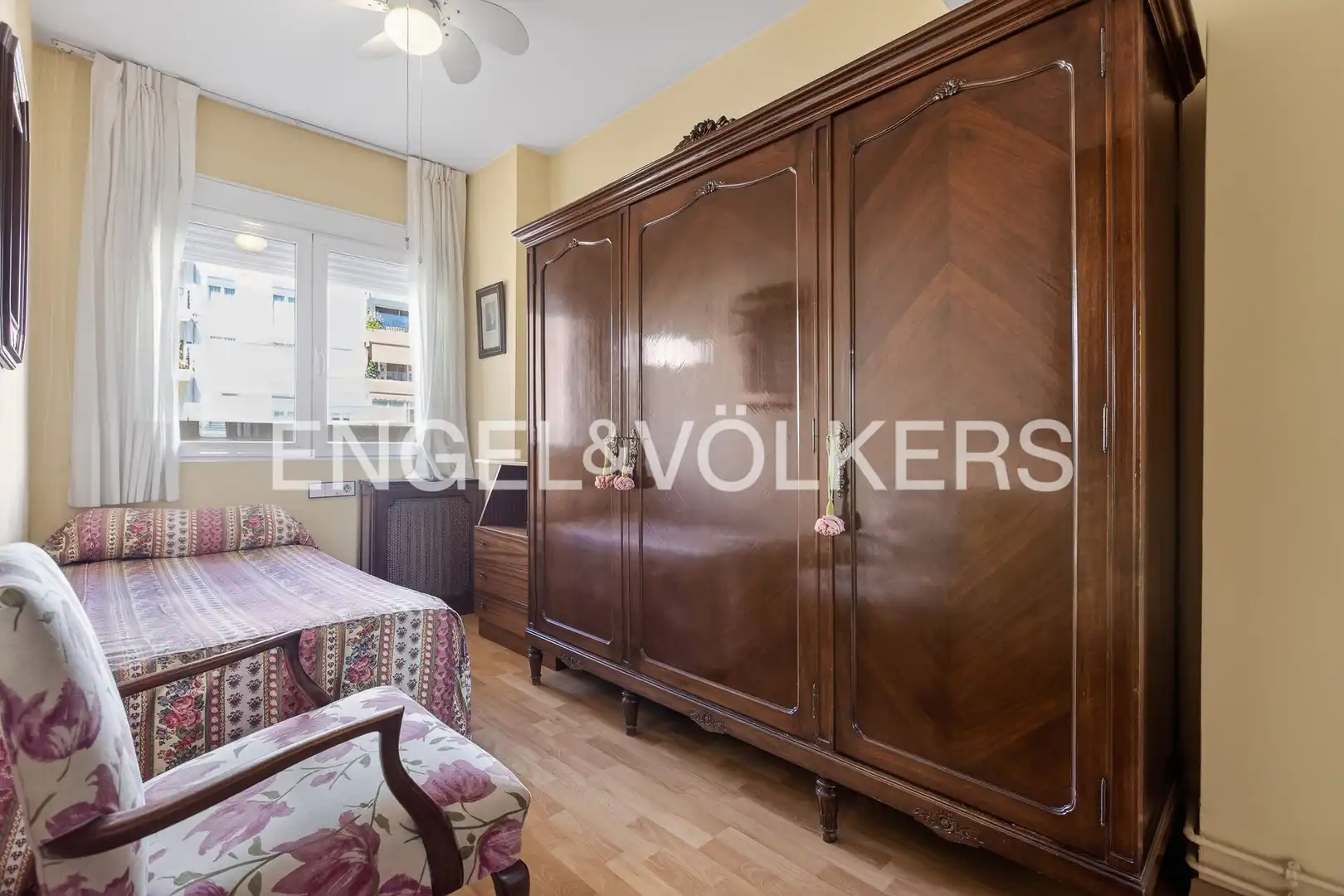 Bedroom of Flat for sale in Sevilla  with Air Conditioner, Heating and Balcony