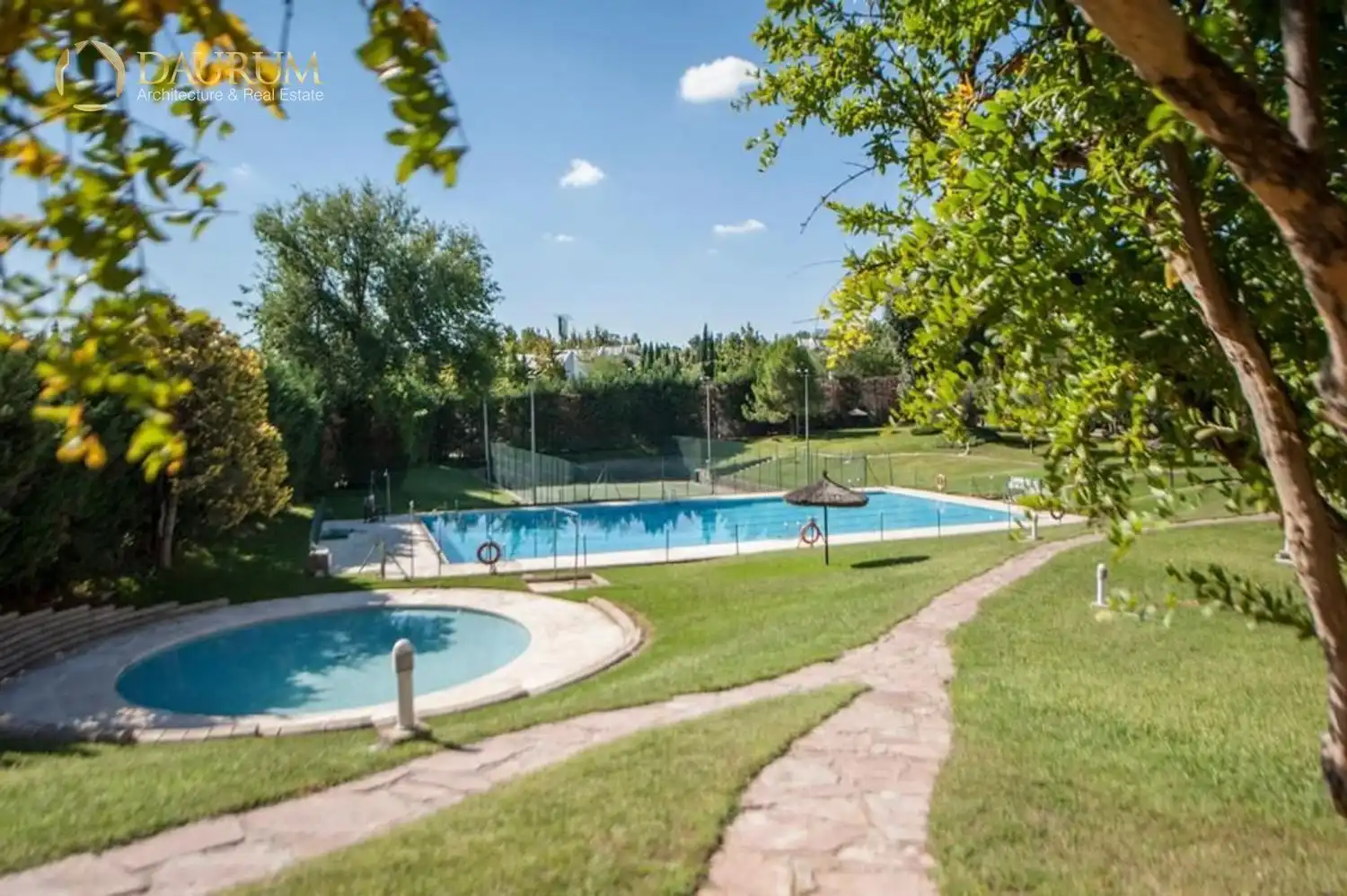 Piscina de Dúplex en venta en Madrid con Aire acondicionado, Calefacción y Trastero