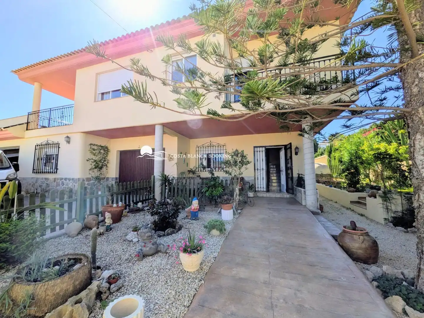 Vista exterior de Casa o xalet en venda en L'Alfàs del Pi amb Aire condicionat, Jardí privat i Terrassa