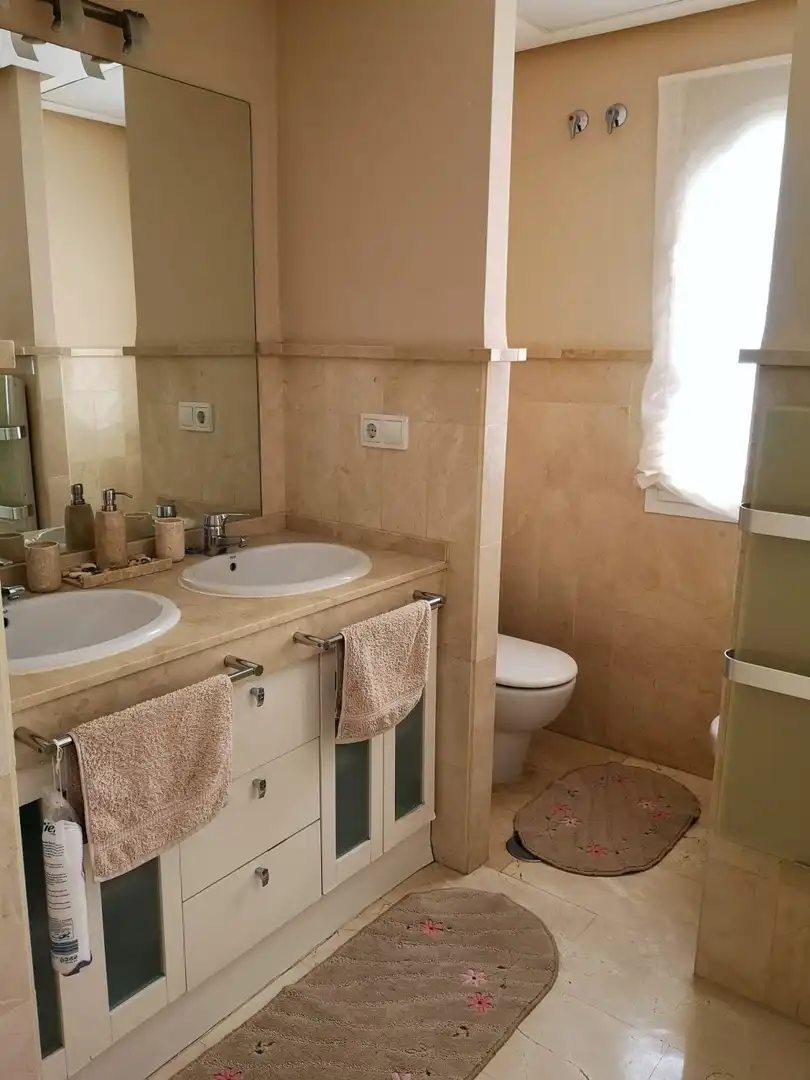 Baño de Casa adosada de alquiler en Marbella con Aire acondicionado, Jardín privado y Terraza