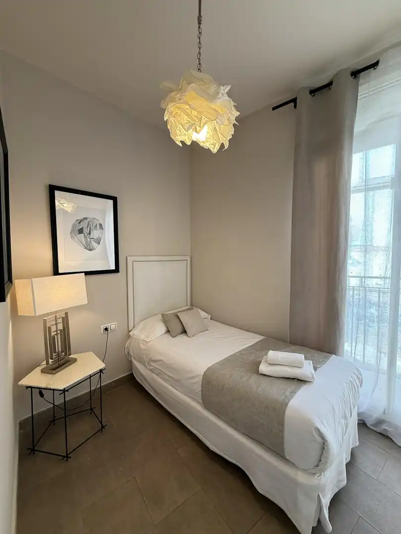 Schlafzimmer von Wohnung zur Miete in Valencia mit Klimaanlage, Heizung und Möbliert