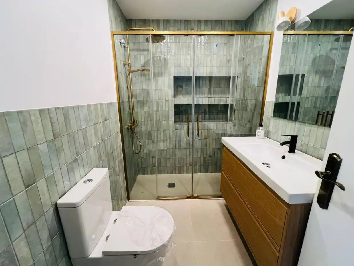 Baño de Piso en venta en Alicante / Alacant con Aire acondicionado, Calefacción y Terraza