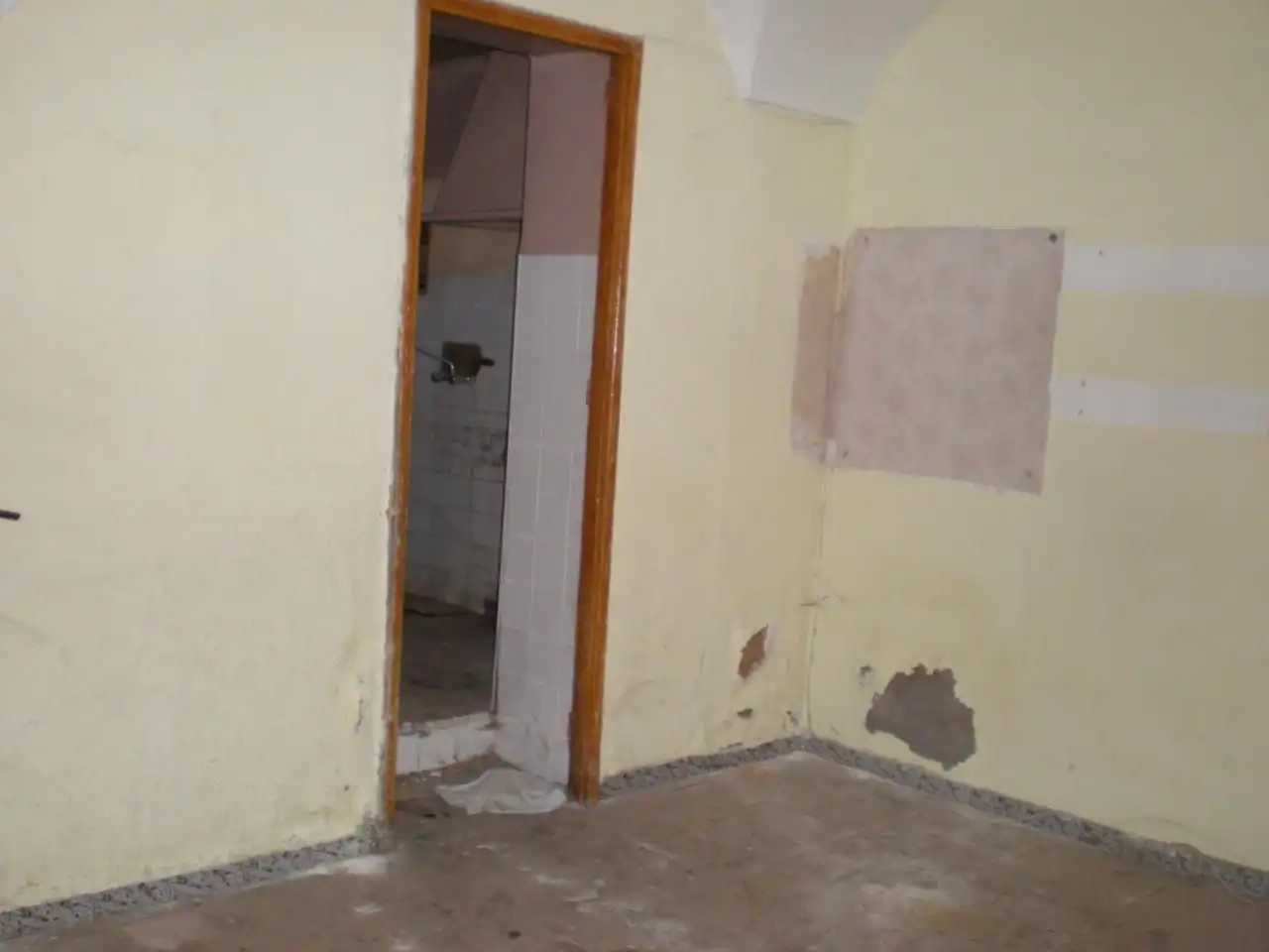 Casa compuesta por: Casa con proyecto echo para tres plantas, la casa es vieja, tiene 3 dormitorios, cocina, salón-comedor y patio, imatge 4
