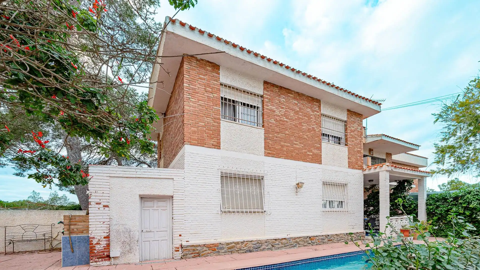 Vista exterior de Casa o xalet en venda en Pilar de la Horadada amb Jardí privat, Terrassa i Piscina