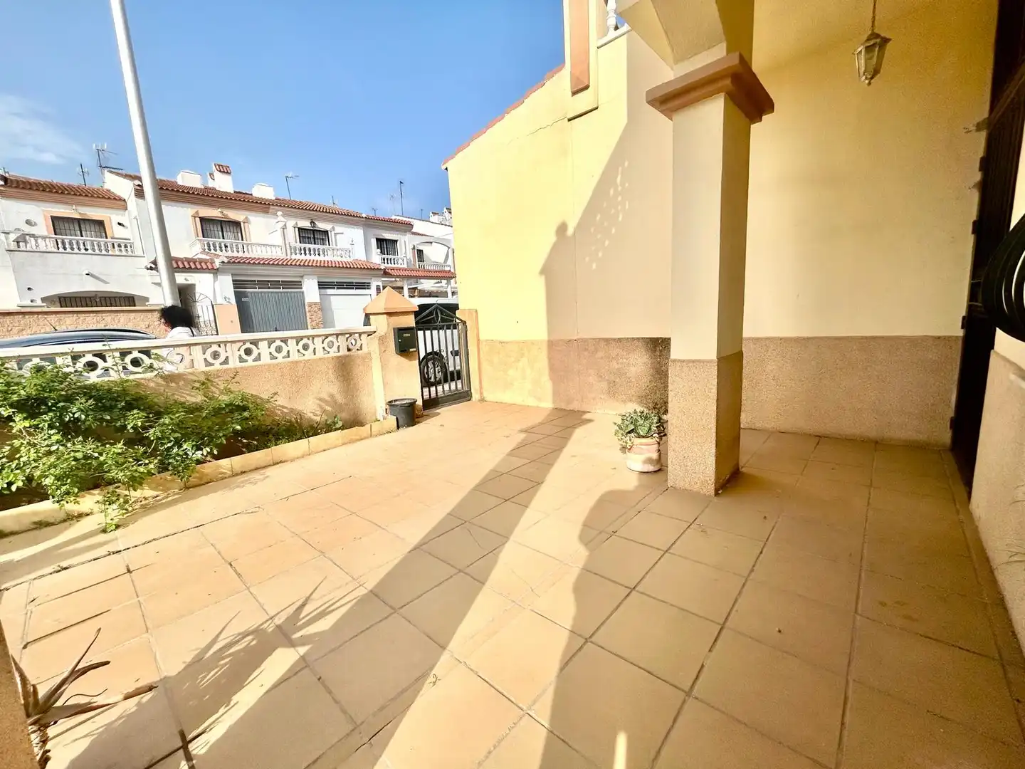 Vista exterior de Casa adosada en venta en Roquetas de Mar con Jardín privado, Terraza y Horno
